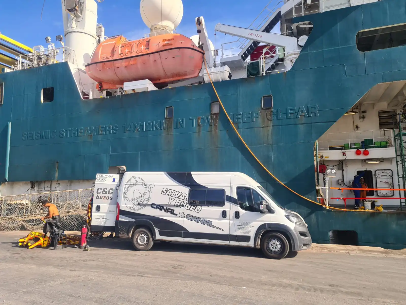 Inspección por ultrasonido del casco en buque explorador de petróleo