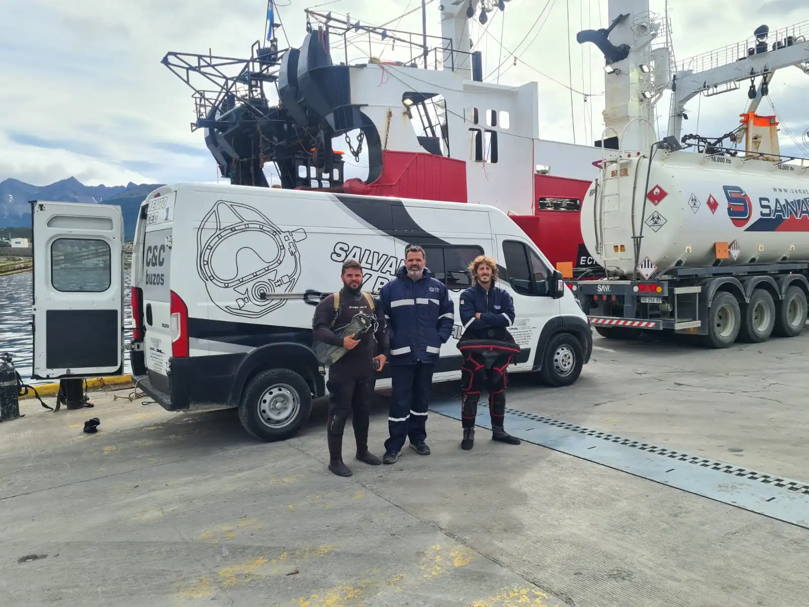 Inspección de casco en buque pesquero en muelle